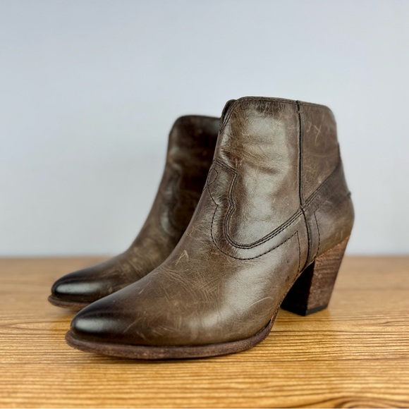 Women’s FRYE 72066 Renee Seam Short Distressed Brown Leather Boots Sz 8.5 - Picture 1 of 16